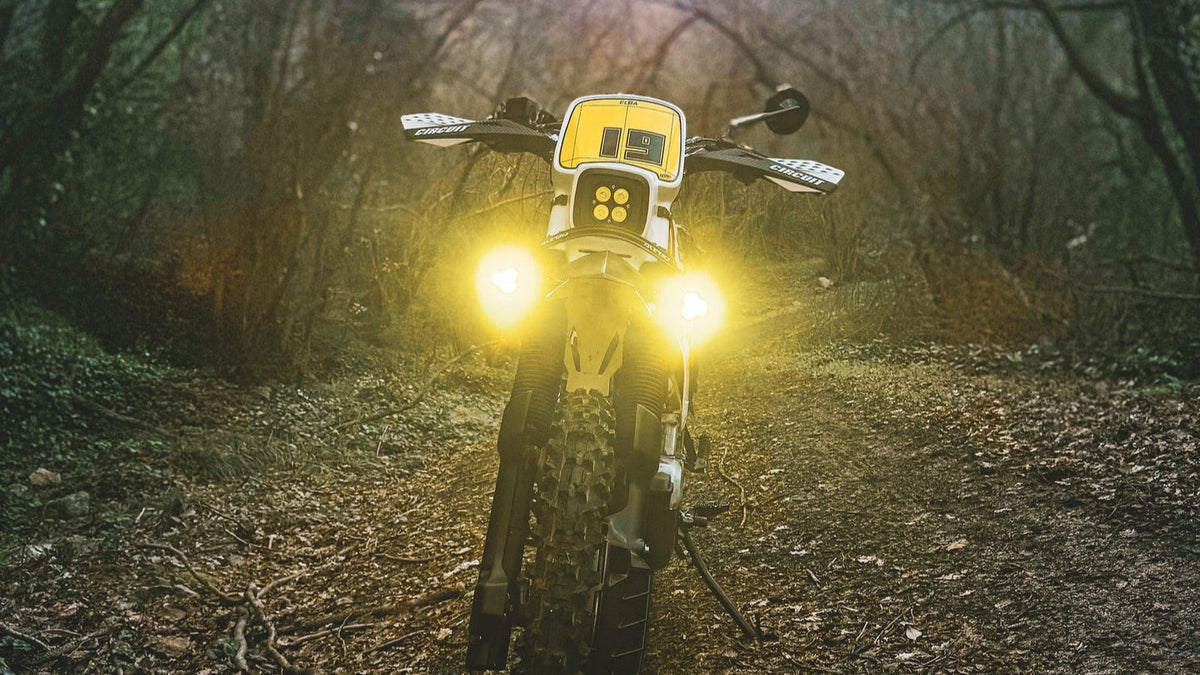 Illumina la tua Avventura: Perché SercoMoto SM3121S e SM4123S sono l'anima gemella della tua Yamaha Tenere 700